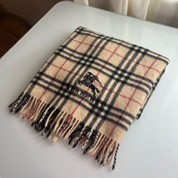 BURBERRY LAP BLANKET - Picture 3 of 6